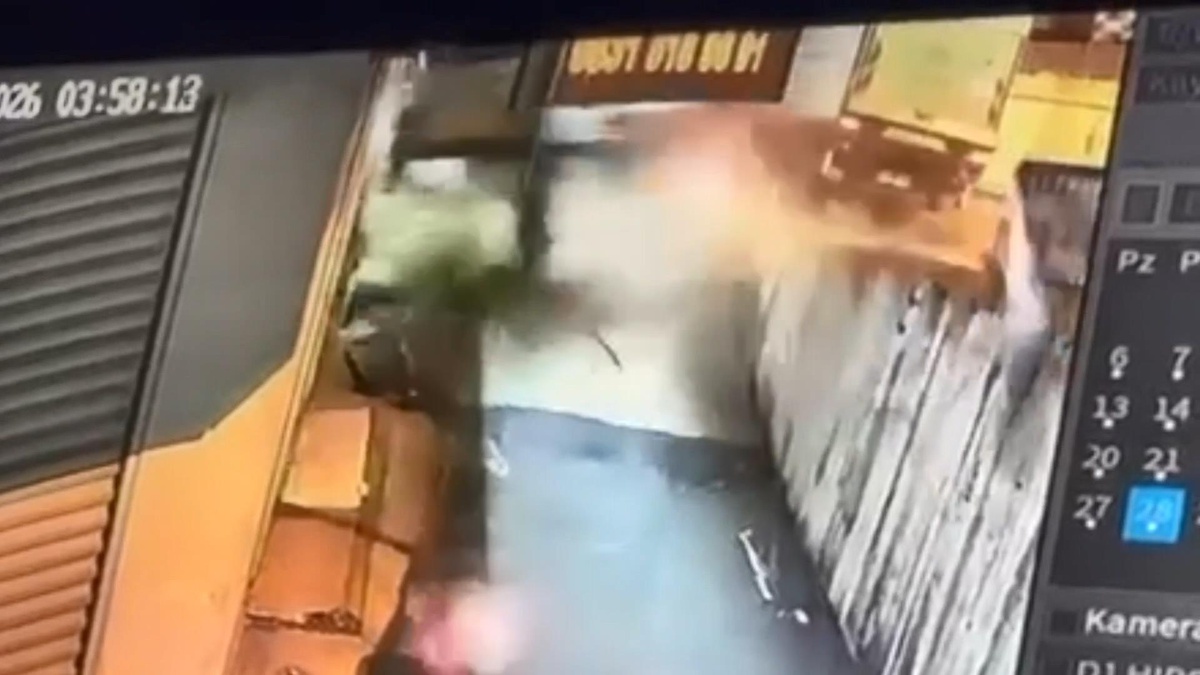 Beylikdüzü'nde otomobil iş yerinin duvarına çarptı, sürücü ağır yaralandı