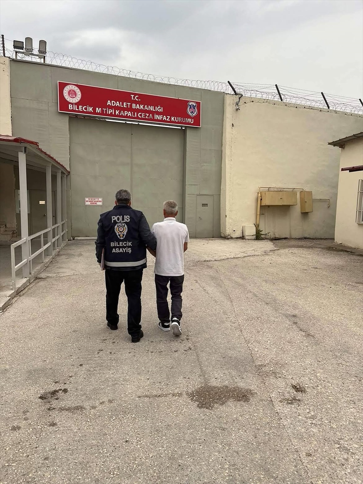 Bilecik'te 19 yıl 6 ay 26 gün hapis cezası olan hükümlü kömür deposunda yakalandı