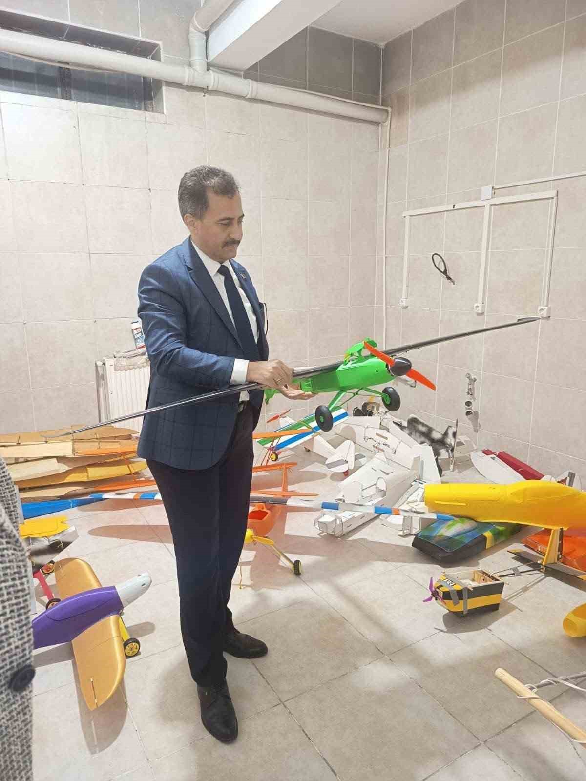 Bolvadin İlçe Millî Eğitim Müdürü, BİLSEM’deki İHA ve SİHA tasarımlarını inceledi