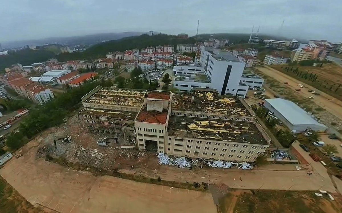 Boyabat’ta kullanılmayan eski hastanenin yıkımı başladı, bir aydan uzun sürecek