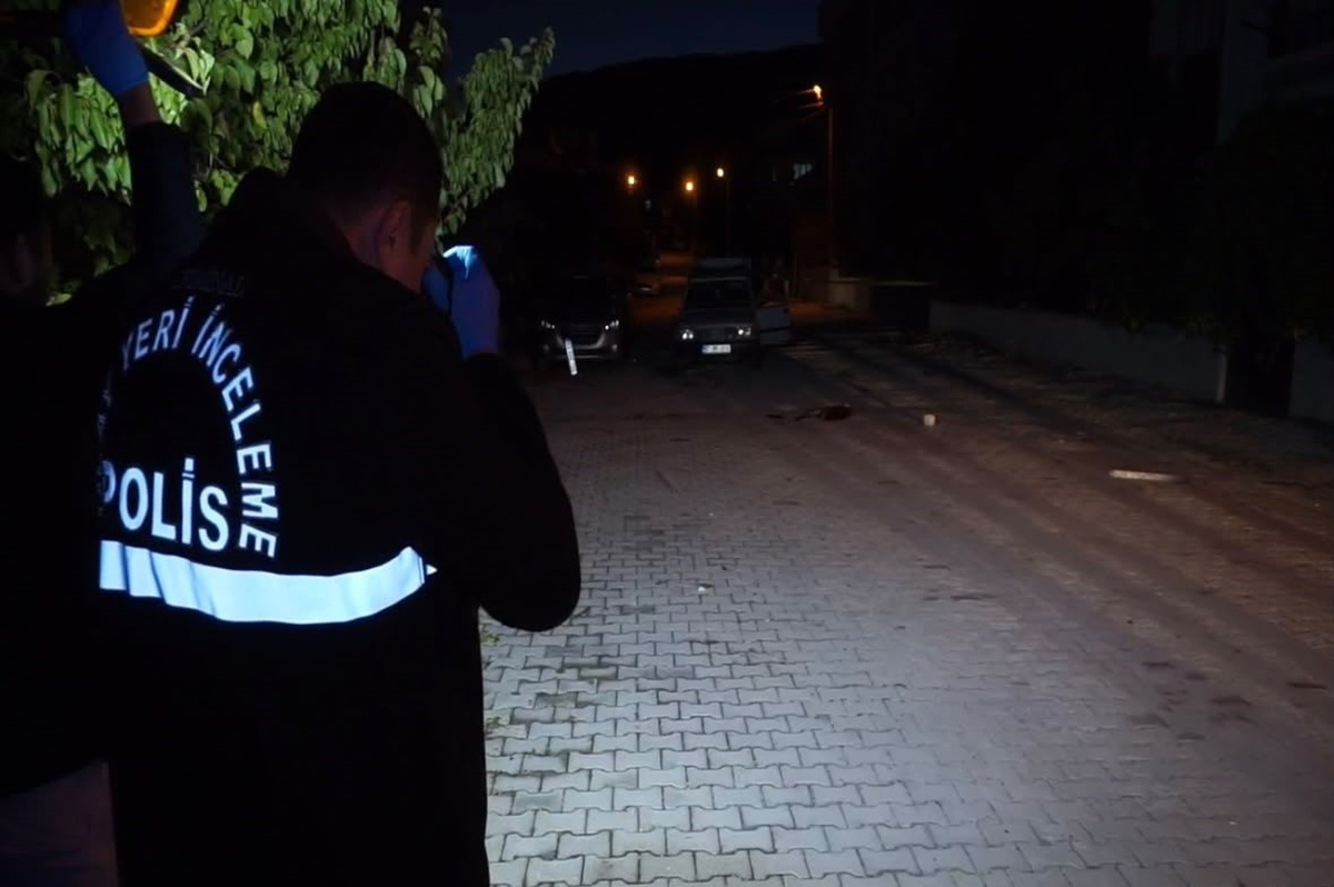 Burdur Gölhisar'da küreklerin kullanıldığı kavgada 2 otomobil zarar gördü
