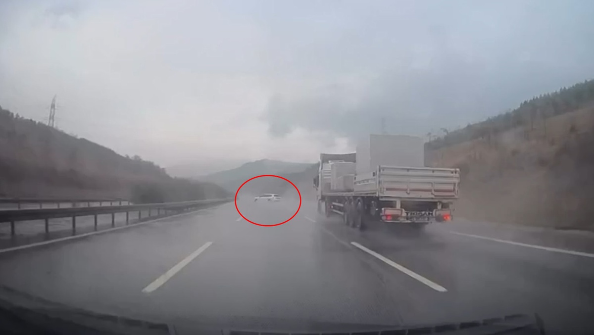 Bursa'da kayganlaşan yolda bariyerlere çarpan otomobilin kaza anı kameraya yansıdı