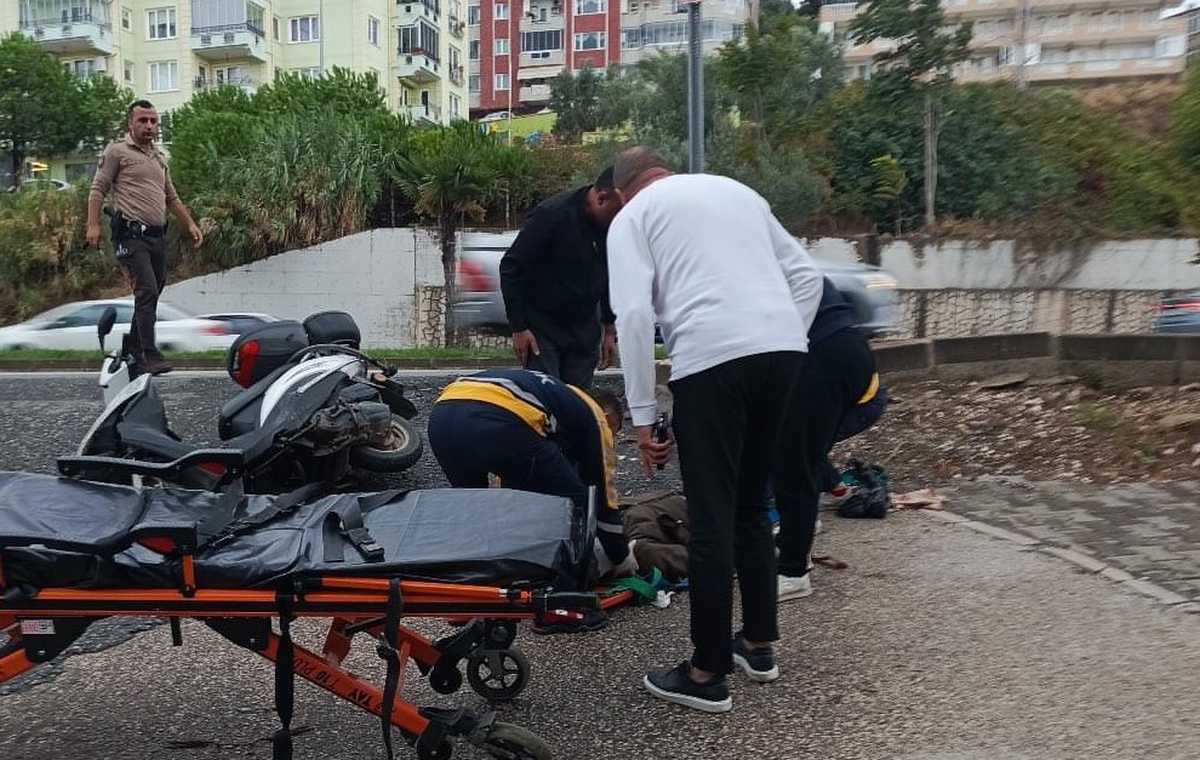 Bursa Mudanya'da kontrolden çıkan motosiklet devrildi, sürücü ağır yaralandı