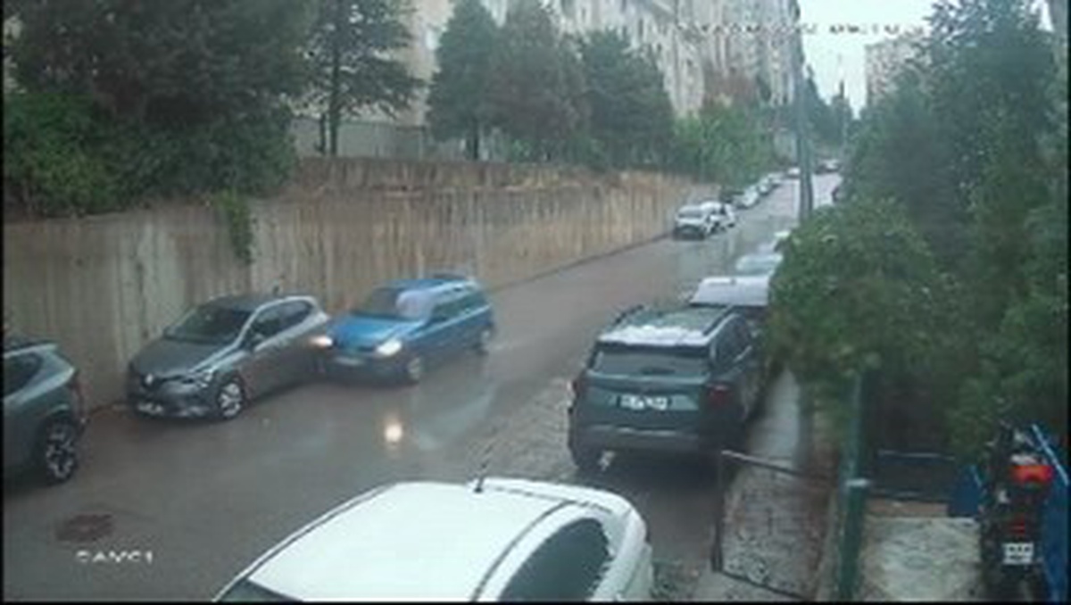 Bursa Osmangazi'de kontrolden çıkan otomobil ters döndü, sürücü ile 2 kişi yaralandı