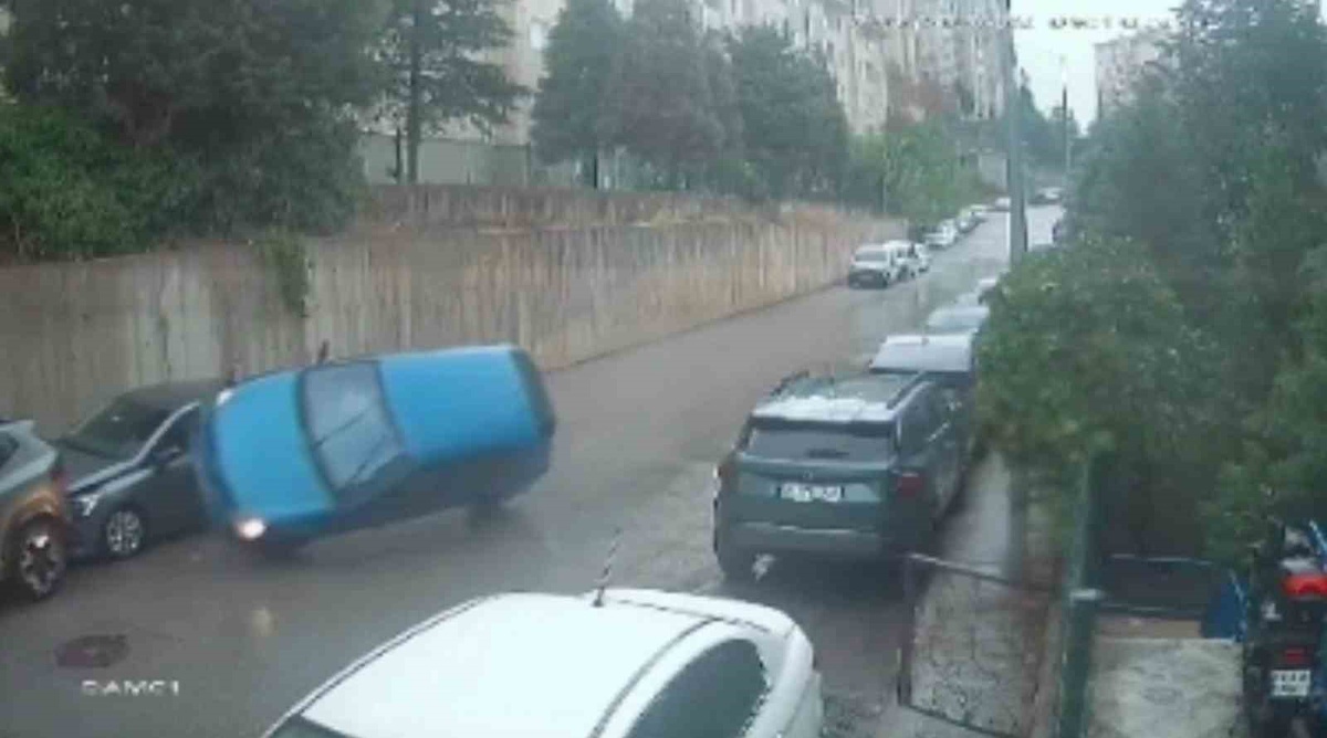 Bursa Osmangazi'de otomobil ters döndü, sürücü ve yolcular yaralandı