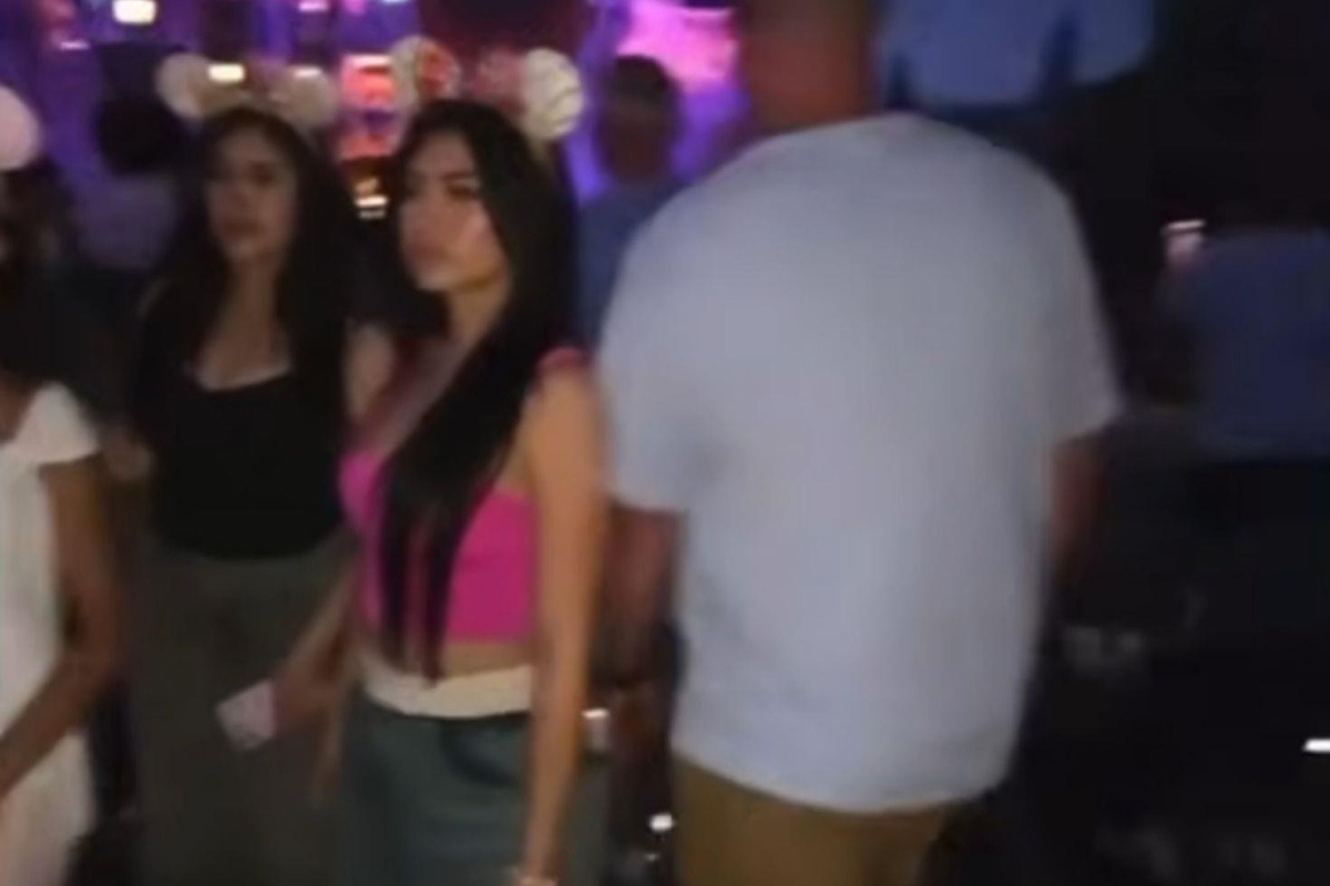 Canlı yayın yaparken tacize uğrayan kadın çılgına döndü!