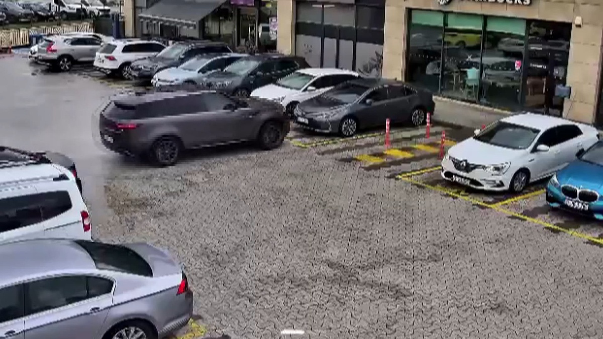 Çekmeköy'de iddiaya göre cip, çarptığı otomobille kafeye girdi; yaralanan olmadı