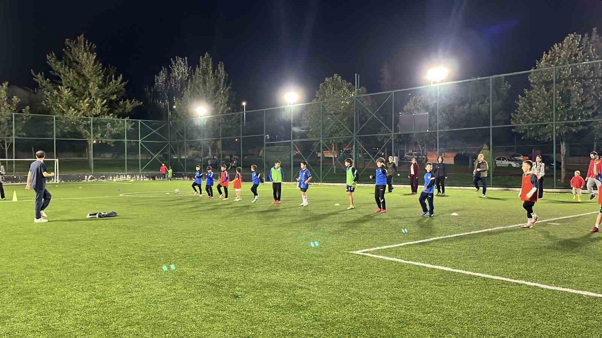 Çorum'da İl Sağlık Müdürlüğü'nün etkinliğinde vatandaşlar 15 dakika egzersiz yaptı