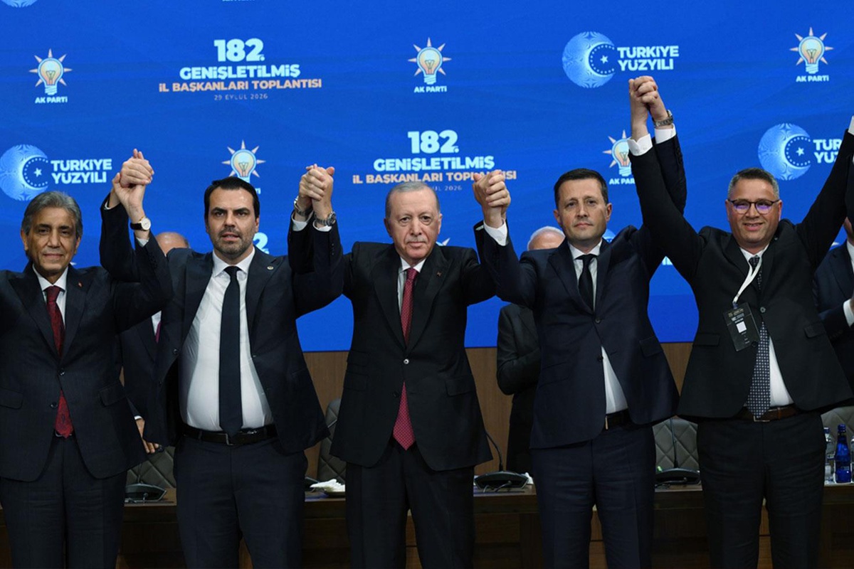 9 belediye başkanı daha AK Parti'de! Rozetlerini Cumhurbaşkanı Erdoğan taktı
