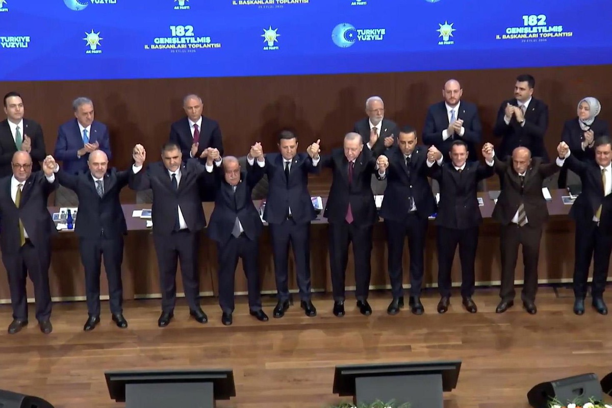 9 belediye başkanı daha AK Parti'de! Rozetlerini Cumhurbaşkanı Erdoğan taktı