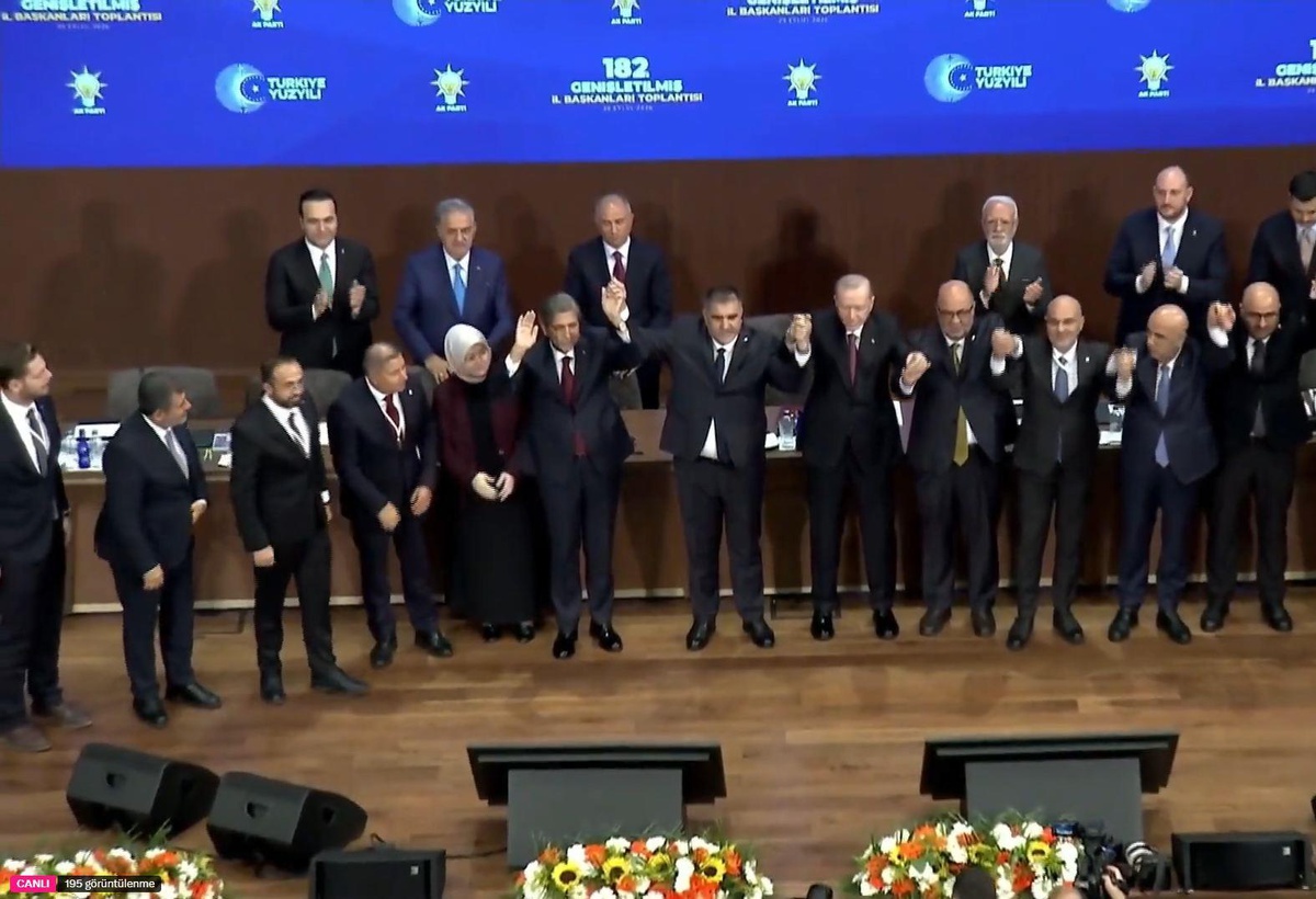 9 belediye başkanı daha AK Parti'de! Rozetlerini Cumhurbaşkanı Erdoğan taktı