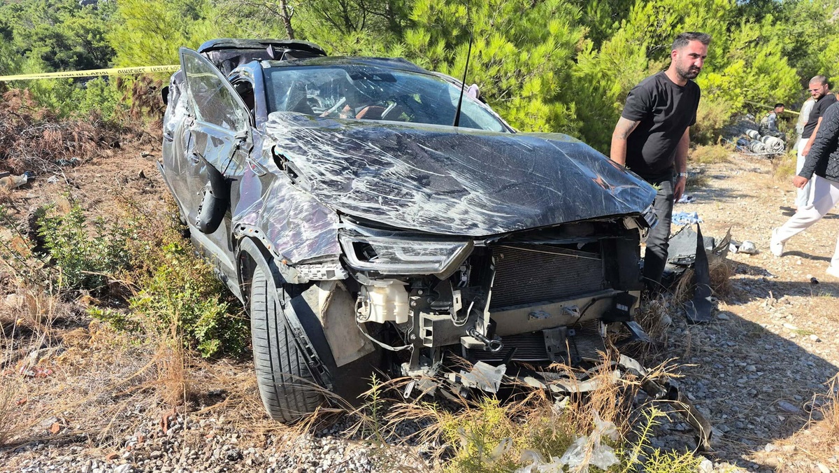 Datça'da otomobil bariyer ve elektrik direğine çarptı, 1 kişi öldü, 3 kişi yaralandı