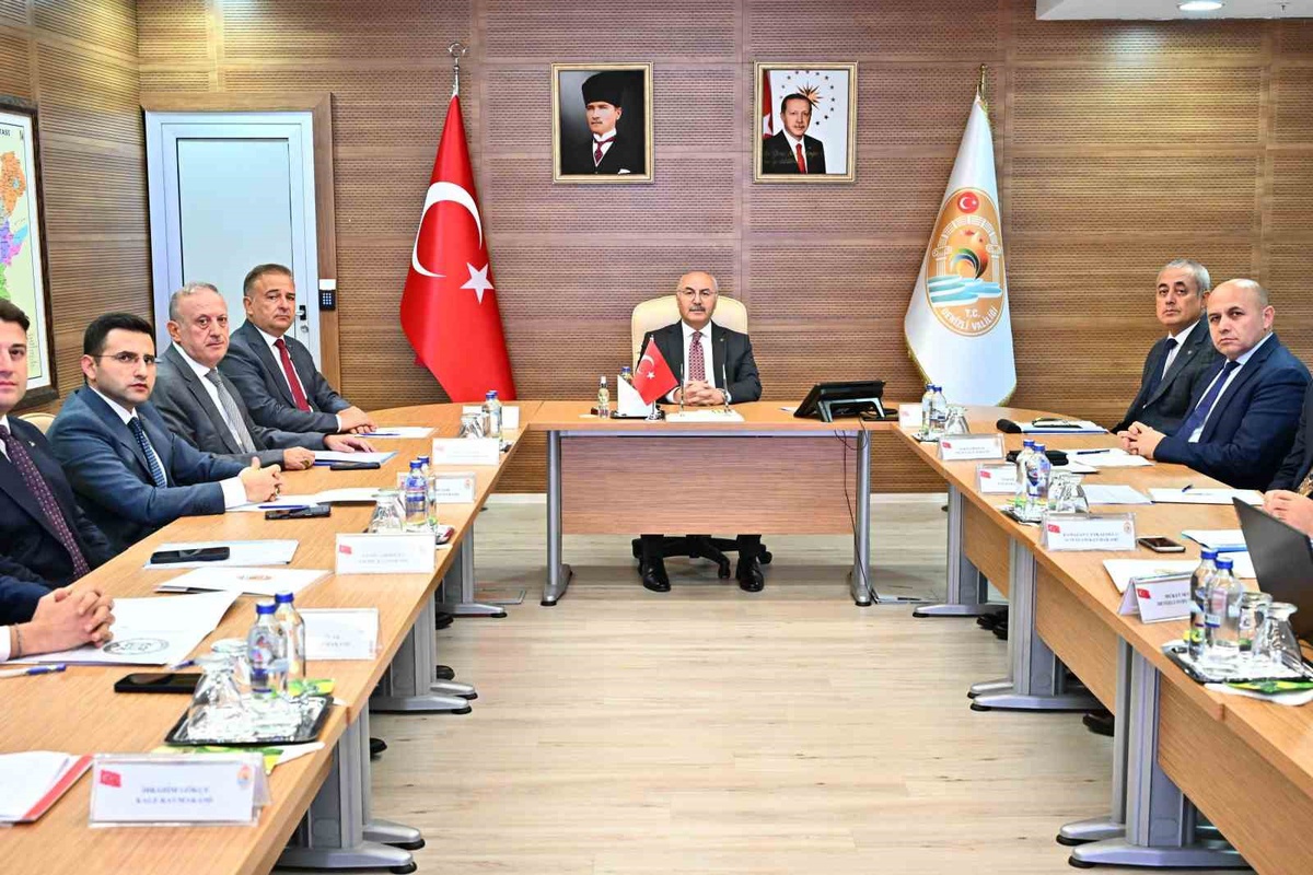 Denizli Valisi Köşger, sosyal yardım vakıflarının performansını değerlendirdi