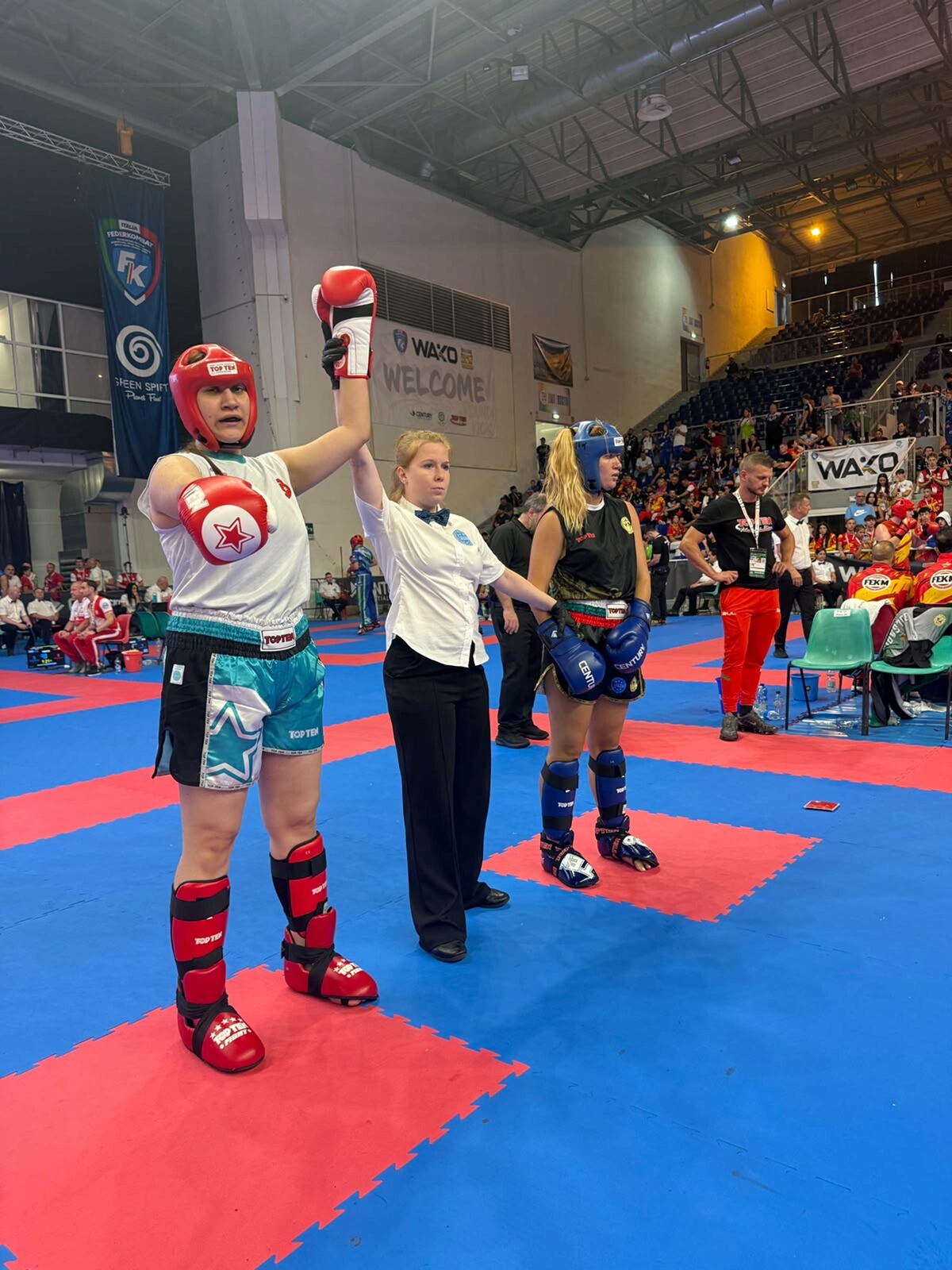 Denizlili Hilal Bayhan, Gençler Kick Boks Dünya Şampiyonası'nda gümüş madalya aldı