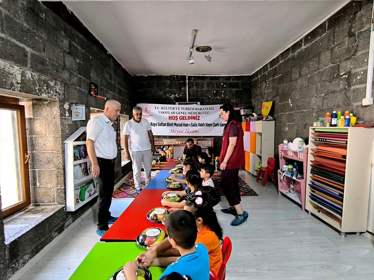 Diyarbakır'da 211 yıllık vakıf hayrıyla anaokulu öğrencilerine meyve ikram edildi