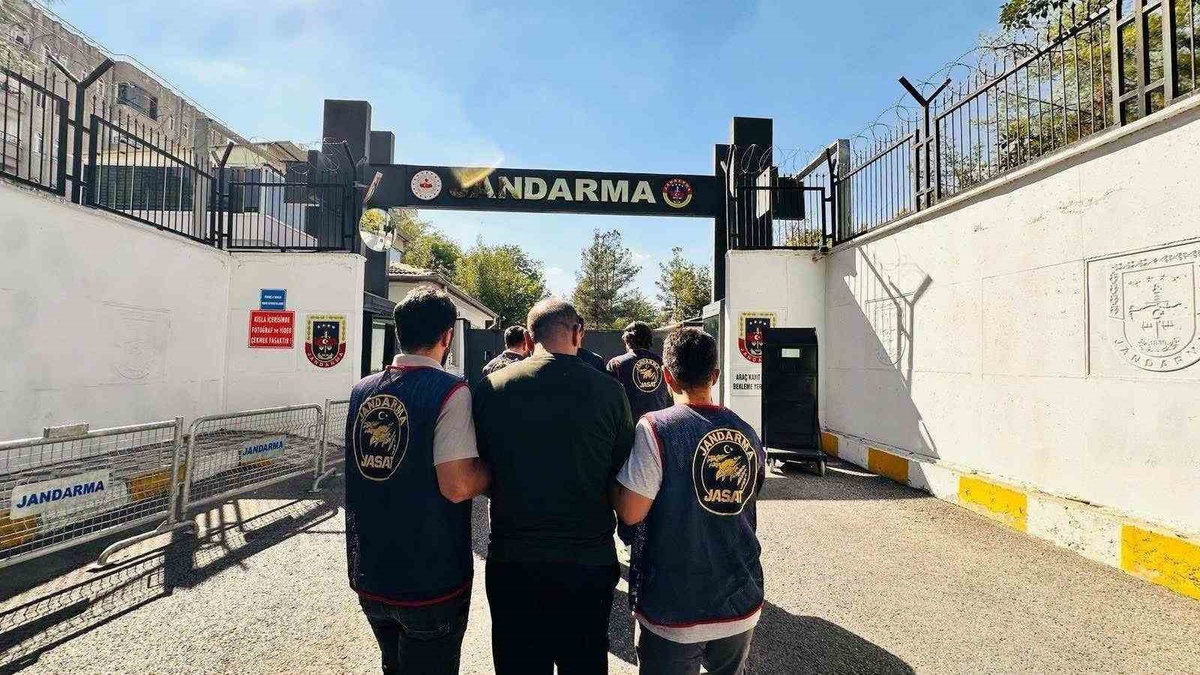 Diyarbakır'da JASAT operasyonunda aranan 67 kişi yakalanıp adliyeye sevk edildi