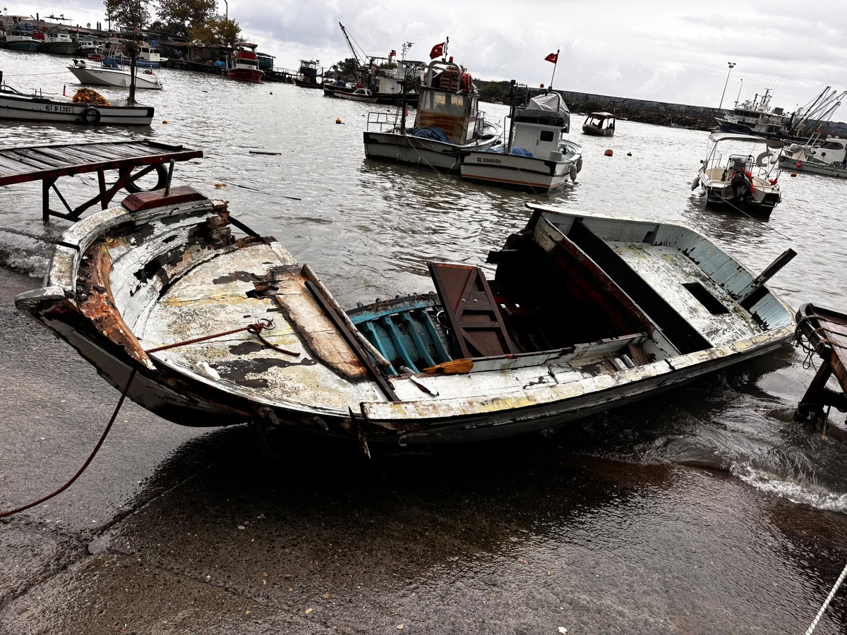 Düzce Akçakoca'da dere taştı, 3 ev su altında kaldı; 14 tekne hasar gördü