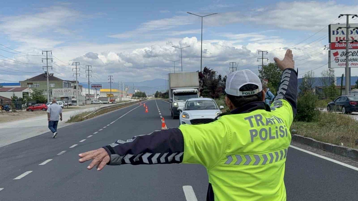 Düzce'de denetimlerde 1.230 sürücüye ceza uygulandı, 201 araç trafikten men edildi