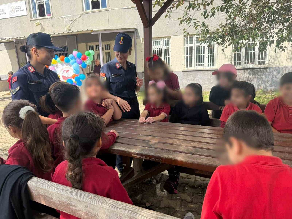 Düzce İl Jandarma ekipleri Uğurlu İlk ve Ortaokulu'nda öğrencilerle buluştu