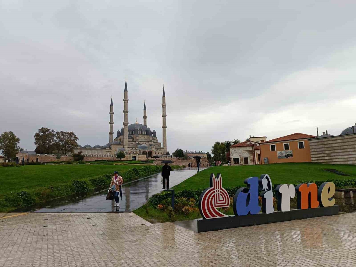 Edirne'de yağış hayatı etkiledi, kentte sıcaklık 16 derece ölçüldü