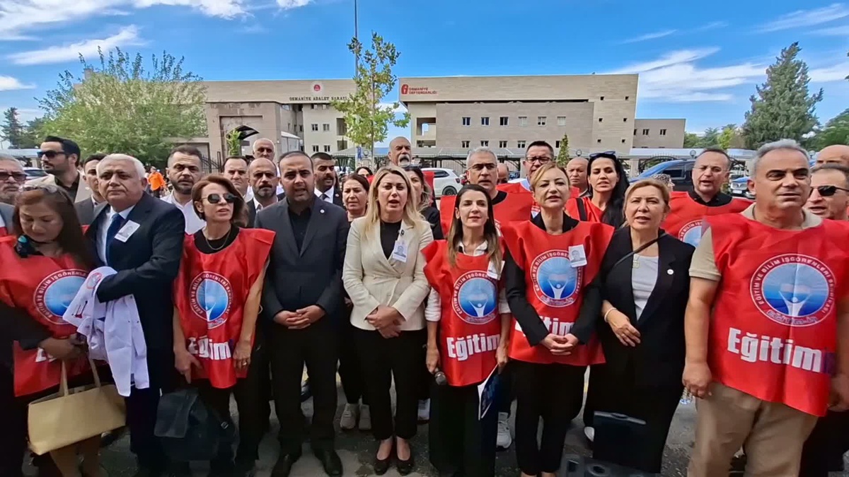 Eğitim-İş üyeleri, Osmaniye'de öldürülen öğretmen için valilik önünde protesto etti.