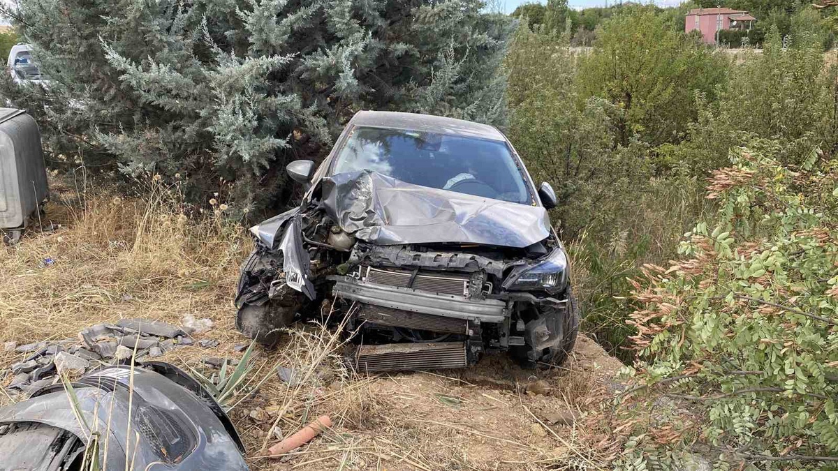 Elazığ-Keban karayolunda kontrolden çıkan otomobil ağaca çarptı, 4 kişi yaralandı