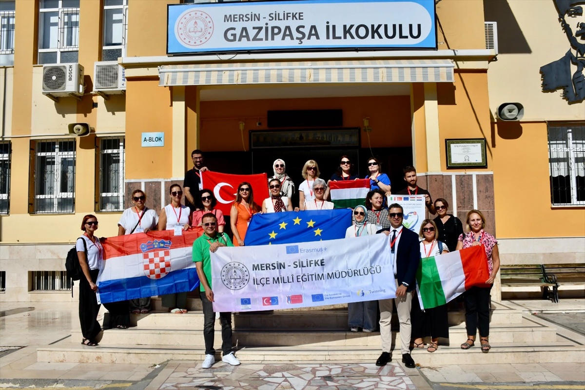 Erasmus'la Silifke'ye gelen 11 öğretmen Gazipaşa İlkokulunda öğrencilerle buluştu