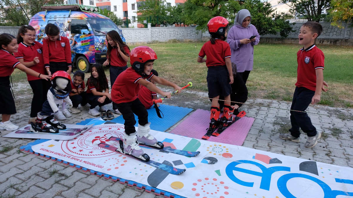 Erzincan’da ilkokul öğrencileri okul bahçesindeki 20 metrelik pistte kayakla tanıştı