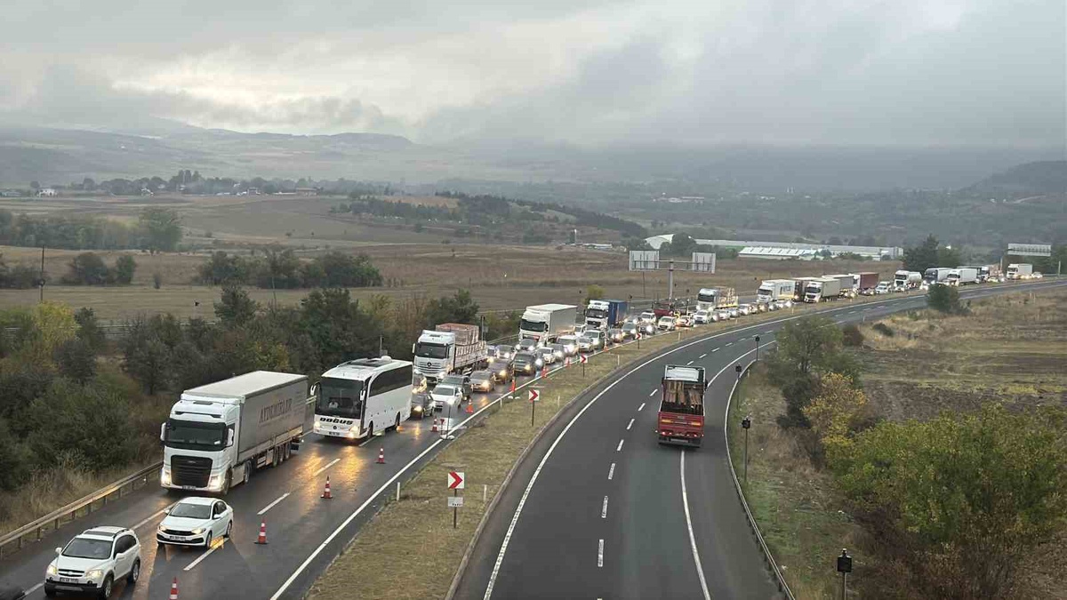Eskipazar Kemikli rampalarında yol çalışması İstanbul yönünde uzun kuyruk oluşturdu