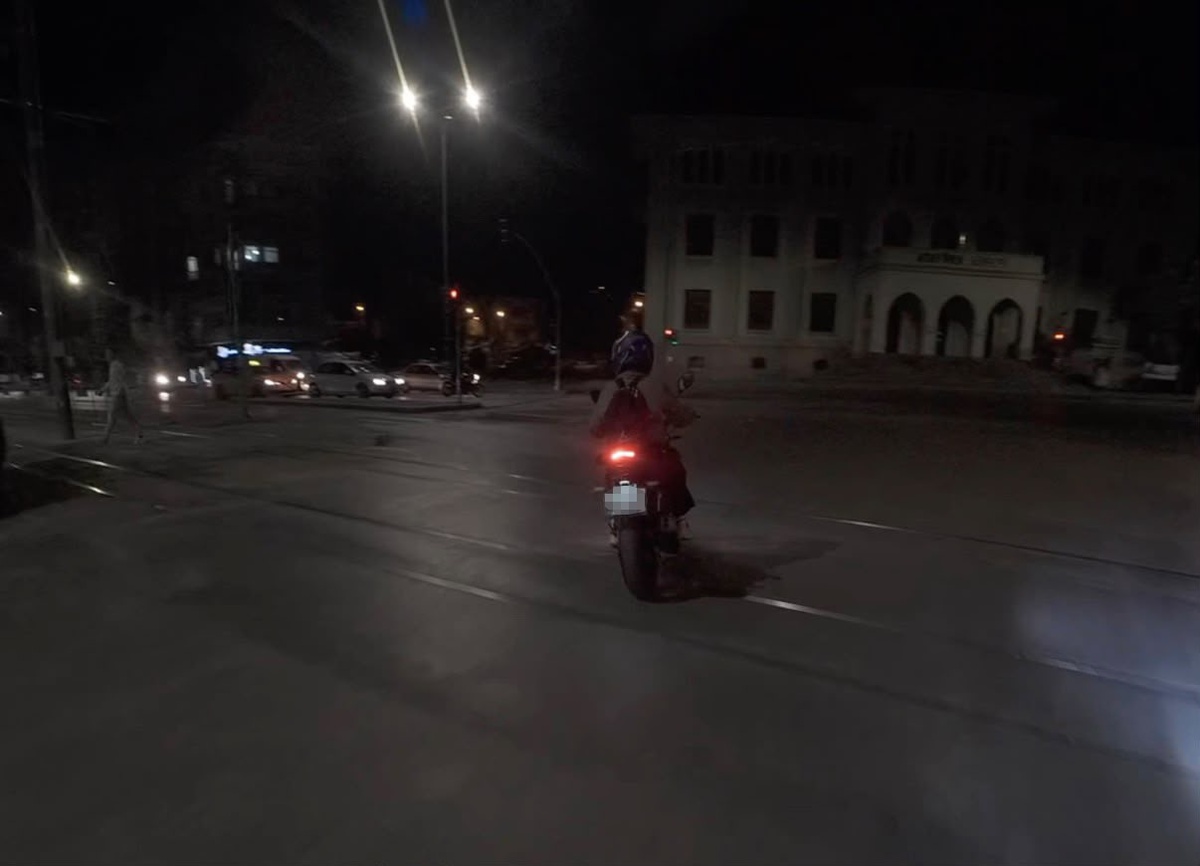 Eskişehir'de yolu şaşıran motosikletli ters yöne girdi, anlar kask kamerasında