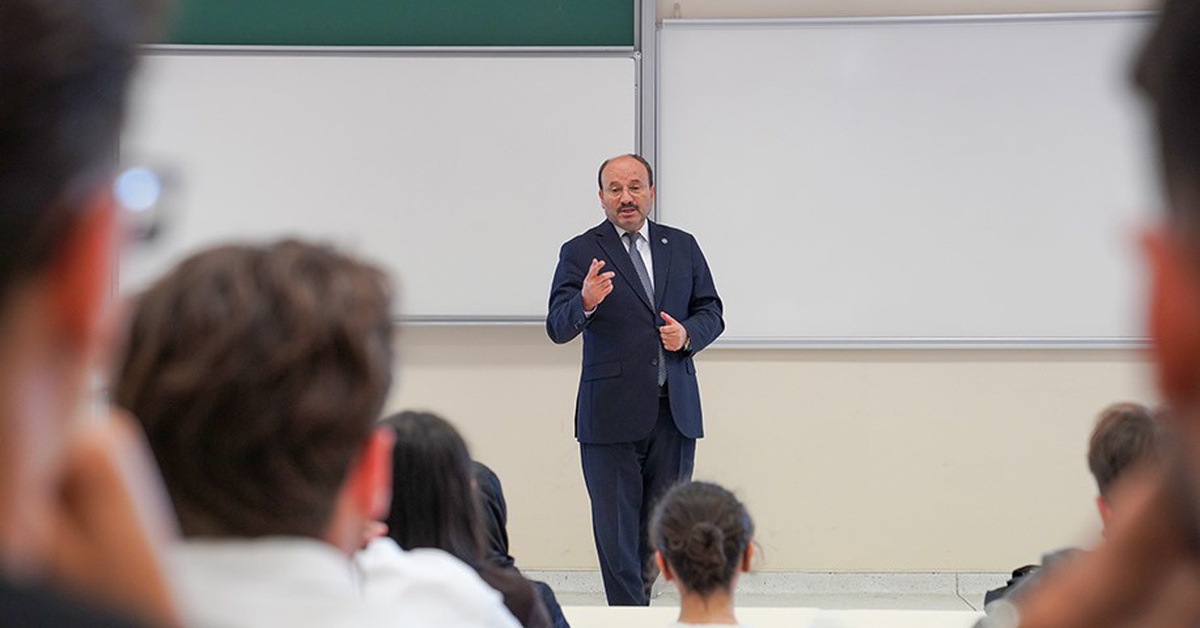 ETÜ'de ilk dersi veren Rektör Çakmak, 'Terörsüz Türkiye' hedefini anlattı