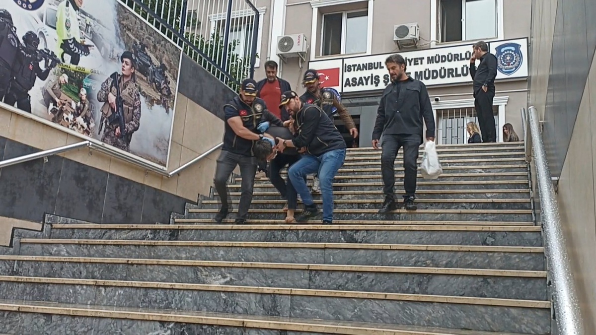 Eyüpsultan Camii'nde havaya 4 el ateş açılması üzerine 2 şüpheli gözaltına alındı