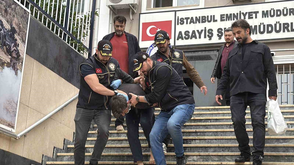 Eyüpsultan Camii'nde havaya ateş açılması olayında 2 şüpheli adliyeye sevk edildi