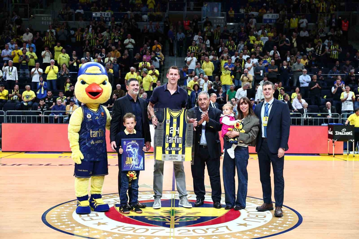 Fenerbahçe, emekli olan Jan Vesely için maç öncesi veda seremonisi düzenledi.