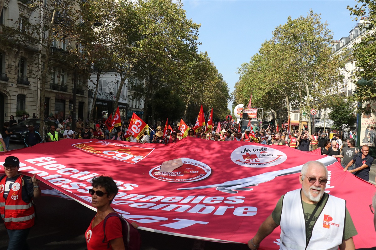 Fransa'da maaş artışı için 1 günlük iş bırakma eylemi 170'ten fazla noktada yapıldı