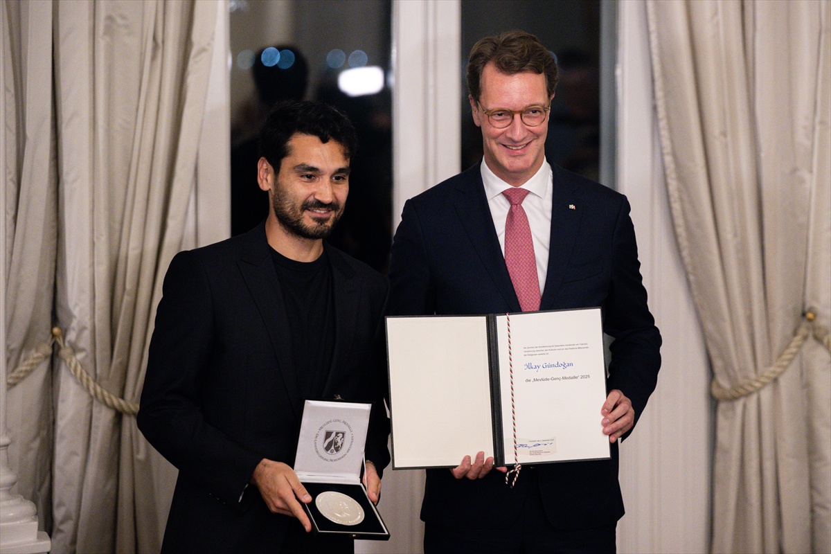 Galatasaraylı futbolcu İlkay Gündoğan'a 2025 Mevlüde Genç Madalyası takdim edildi