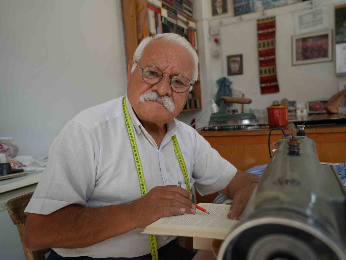 Gaziantep'te 68 yaşındaki Nezir Canpolat, 55 yıldır terzilik yapıyor, kitap okuyor