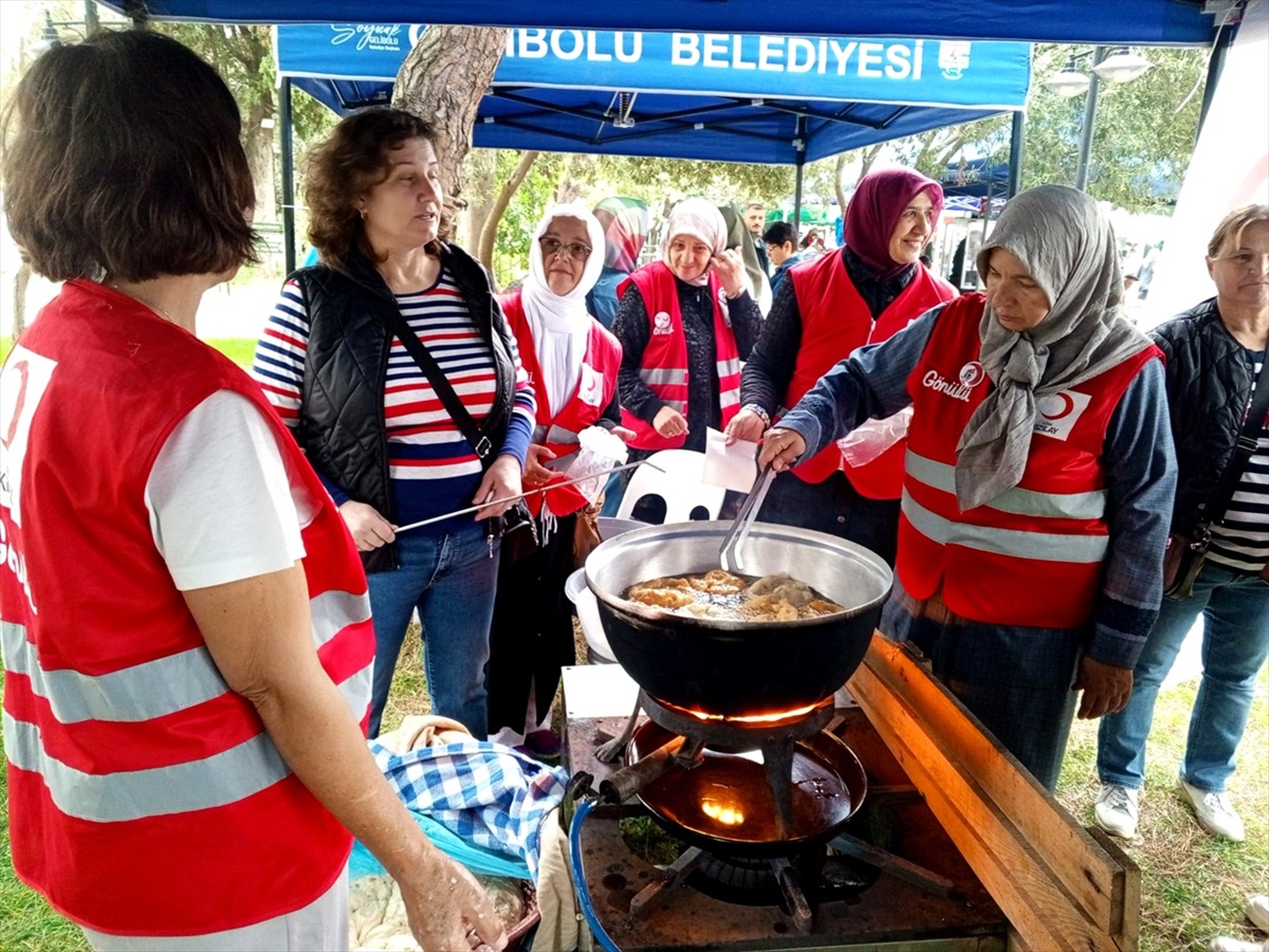 Gelibolu'da Kızılay aşevi için düzenlenen kermeste 1000 kişilik pişi ve aşure satıldı