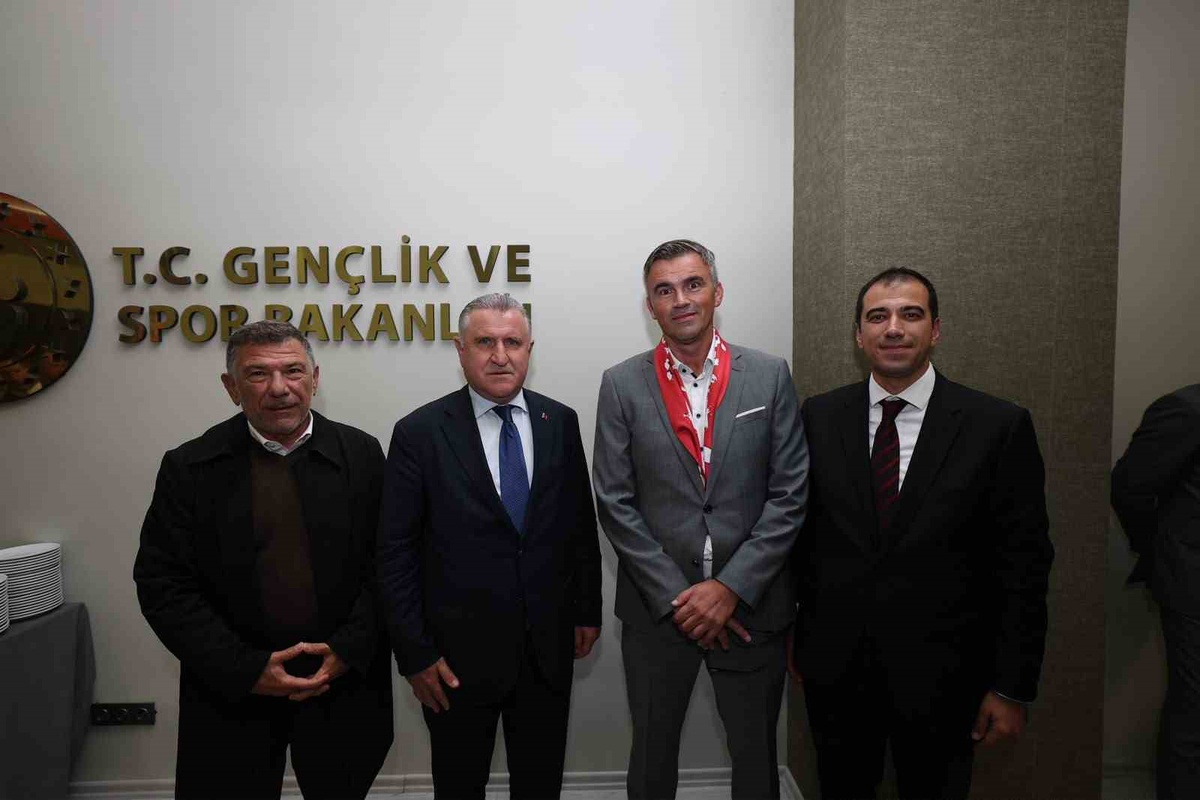 Gençlik ve Spor Bakanı Bak, ESSF heyetiyle okul sporları iş birliğini görüştü