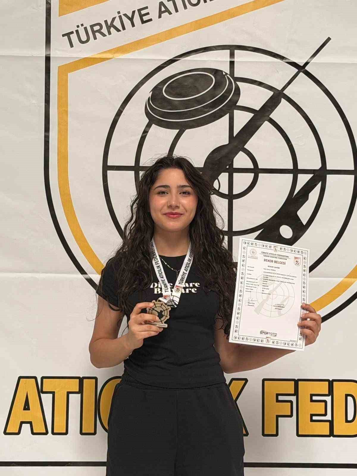 Hale Derya Eroğlu, Mersin'deki kupada altın madalya kazanıp Türkiye rekorunu yeniledi