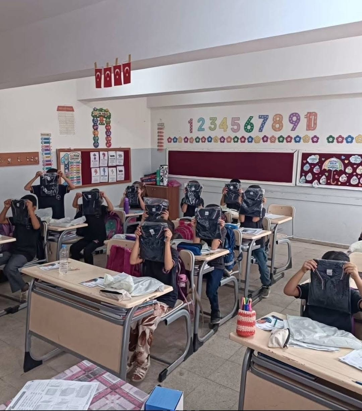 Halit Demiroğlu, Çermik'te 200 öğrenciye okul forması bağışladı