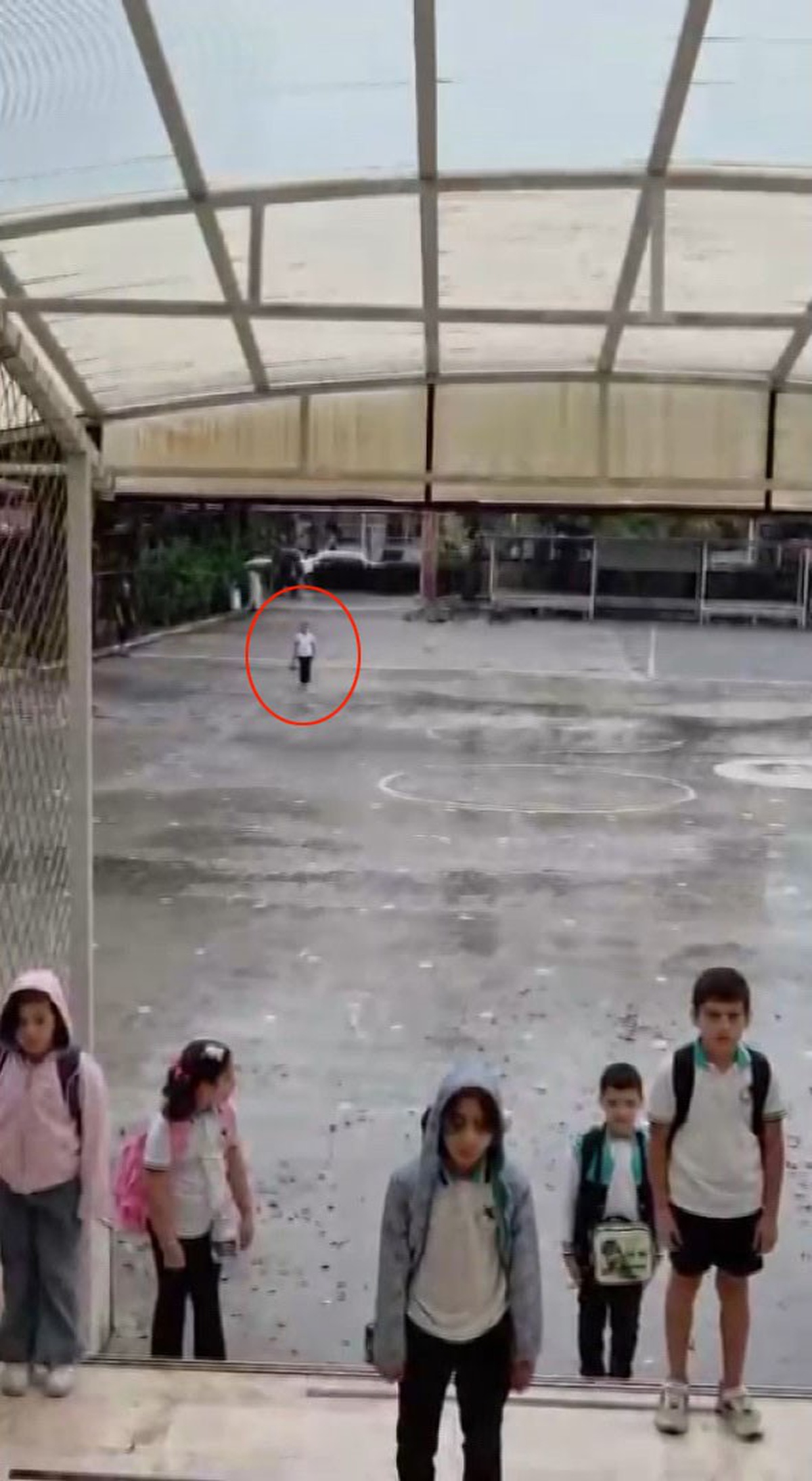 Hatay Dörtyol'da öğrenci Asel Mina yağmurda İstiklal Marşı'na eşlik edip takdir topladı