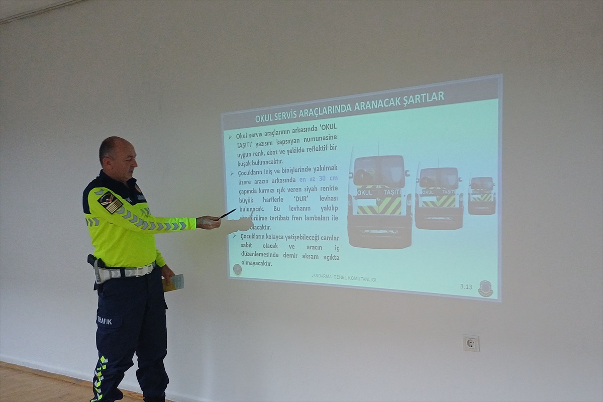 Havza'da okul servis sürücülerine ve rehber personeline trafik semineri verildi