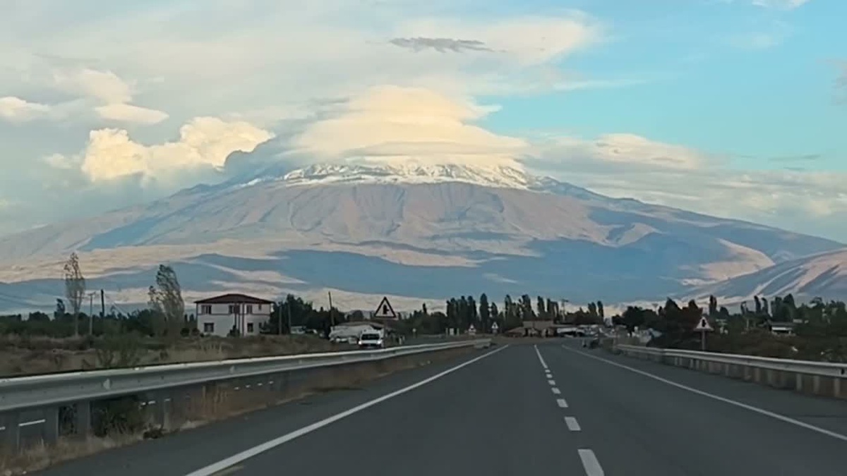 Iğdır'da fırtına sonrası Ağrı Dağı'nın zirvesi ve etekleri Eylül'de karla kaplandı