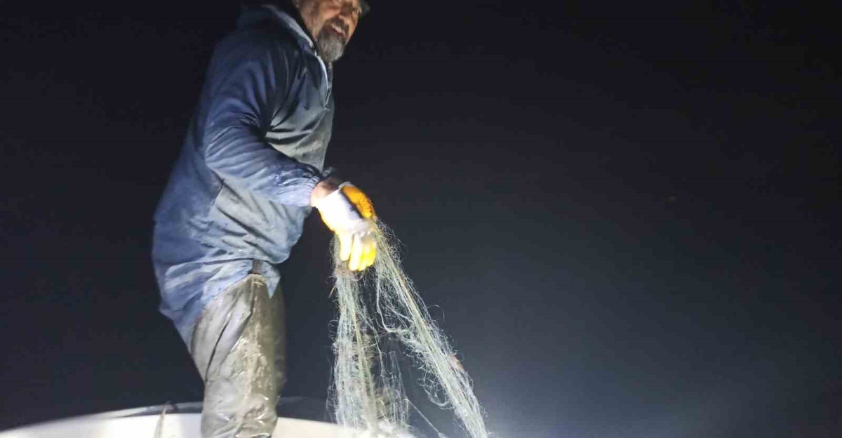 Isparta Eğirdir'deki Kovada Gölü'nde yaklaşık 600 metrelik kaçak ağa el konuldu