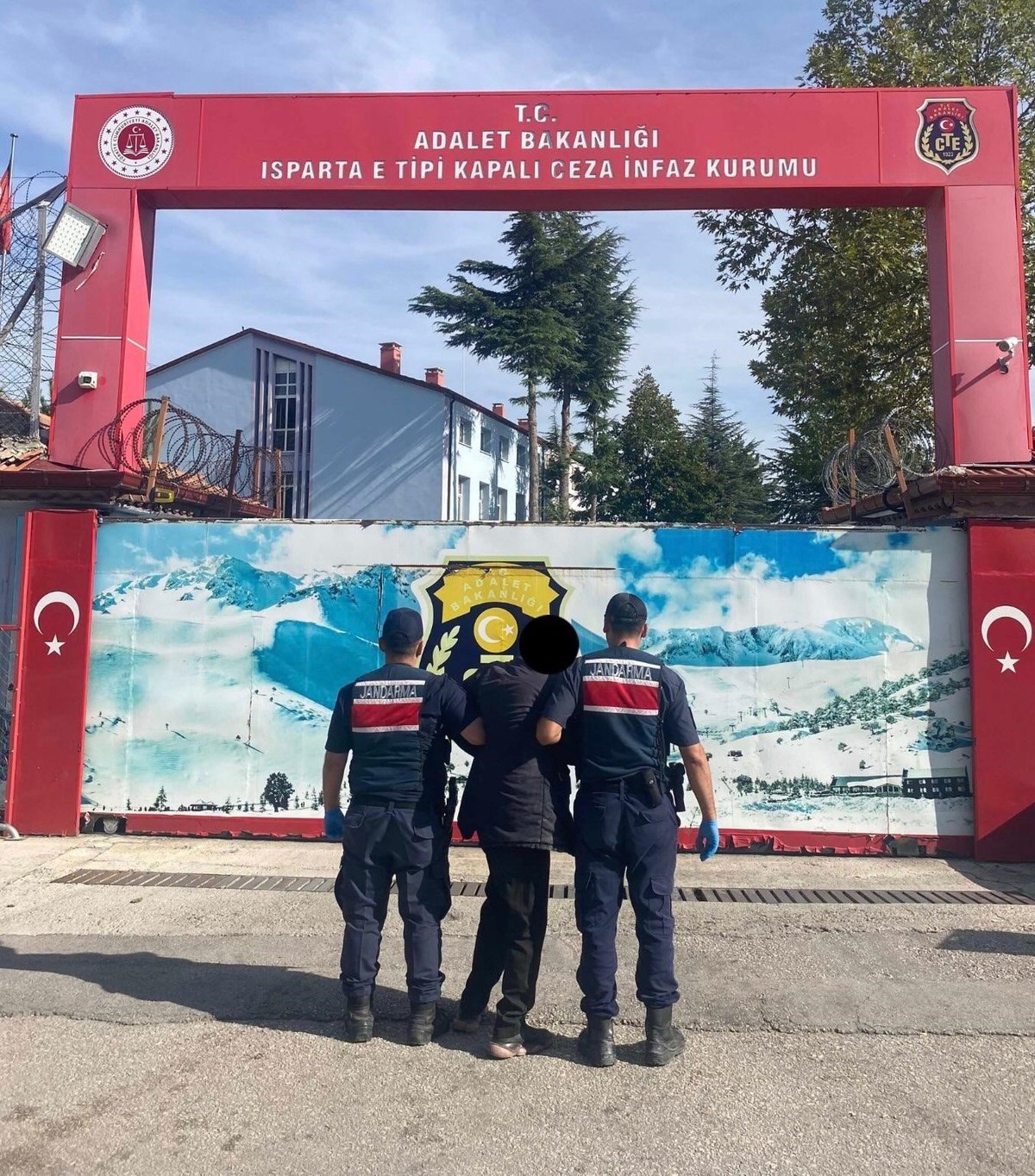 Isparta Jandarması 42 yıl 2 ay 27 gün cezası olan hükümlüyü Uluborlu'da yakaladı