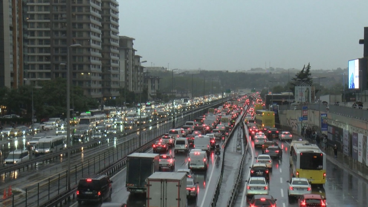 İstanbul'da akşam saatlerinde trafik durma noktasına geldi, yoğunluk yüzde 85 oldu