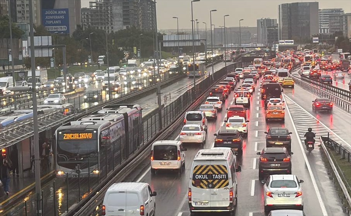 İstanbul'da akşam saatlerinde trafik yoğunluğu yüzde 85'e çıktı
