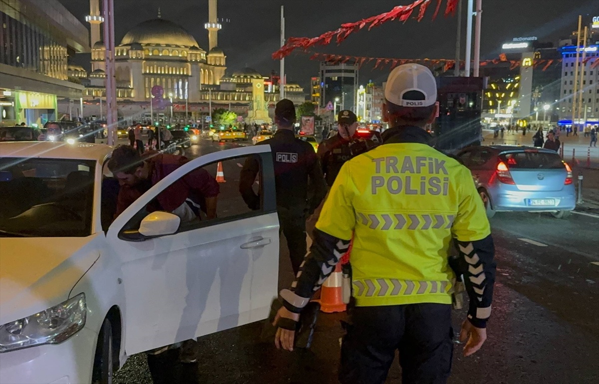İstanbul'da asayiş için yapılan 'huzur' uygulamasına polis helikopteri destek verdi