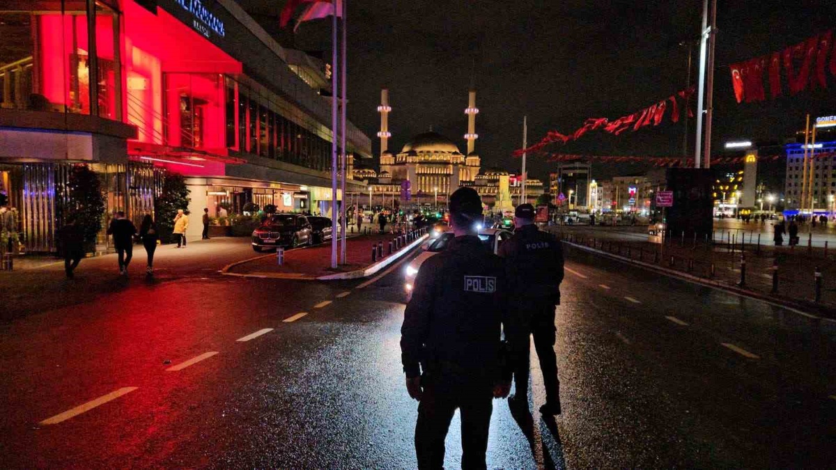 İstanbul'da 'Huzur İstanbul' denetiminde Taksim'de GBT ve araç kontrolü yapıldı